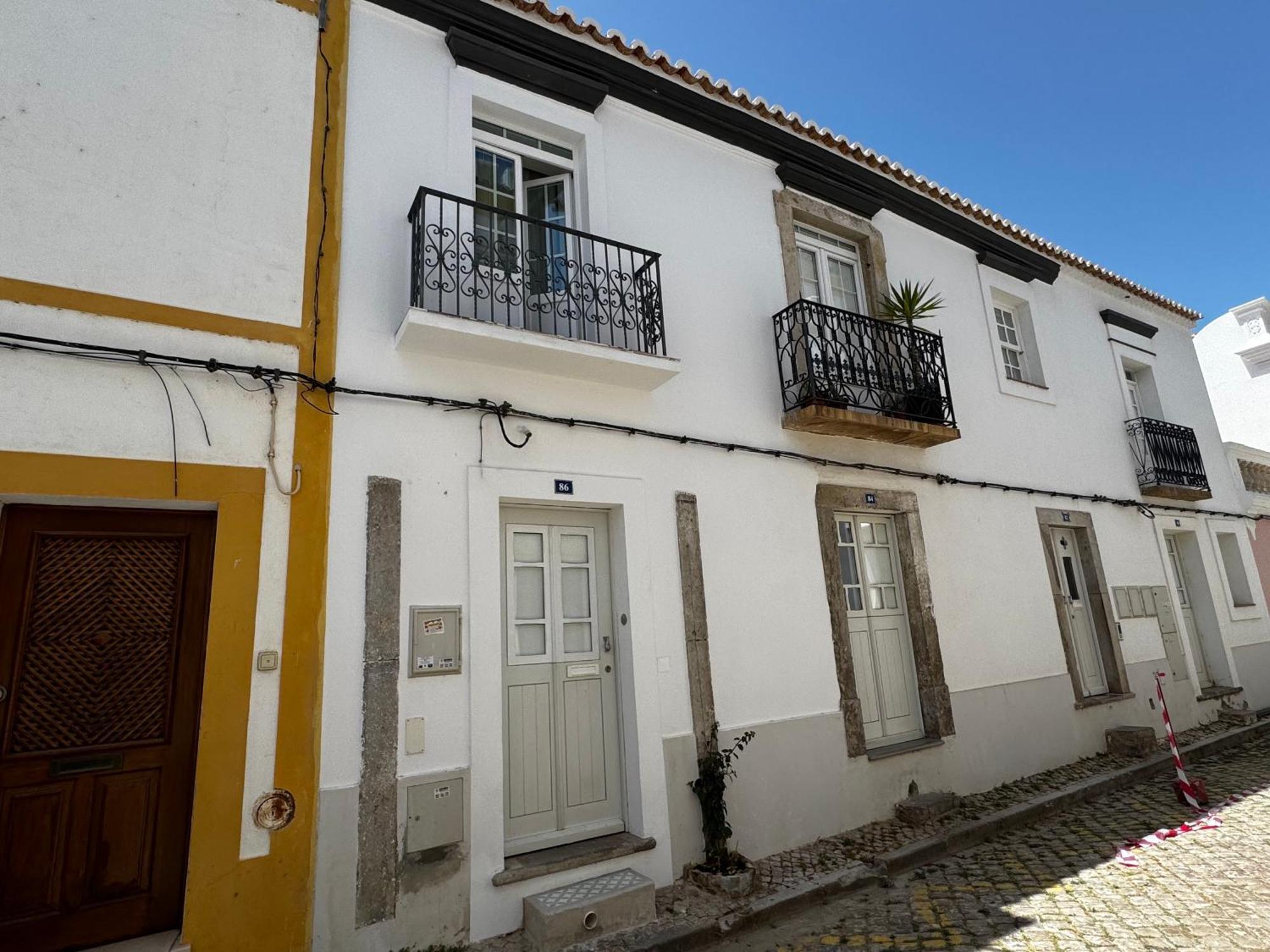 Stylish Townhouse With Gallery In The Heart Of Tavira For Two Bagian luar foto