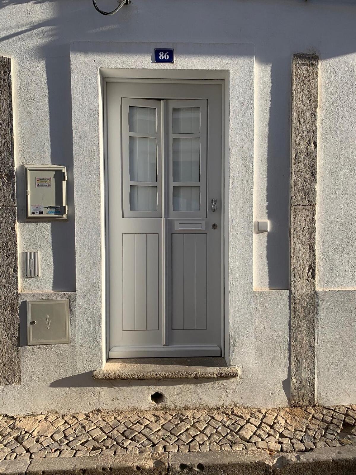 Stylish Townhouse With Gallery In The Heart Of Tavira For Two Bagian luar foto